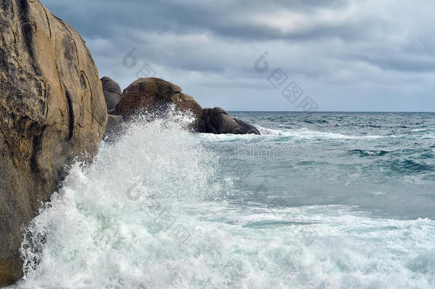 海浪在多岩石的海滩上<strong>撞击</strong>石头-大自然的力量