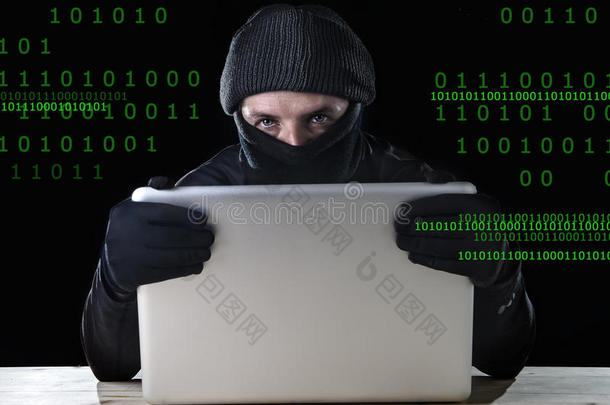 黑客黑衣人使用电脑笔记本电脑进行犯罪活动黑客密码和私人信息