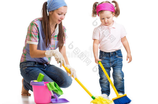 妈妈带着孩子打扫房间玩得开心
