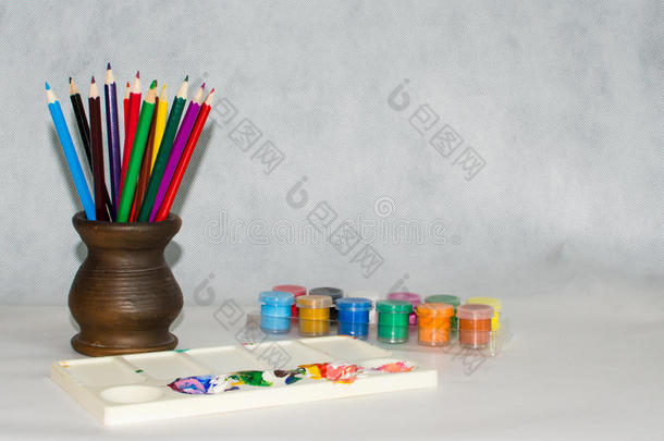 彩色铅笔在陶瓷花瓶，调色板和油漆