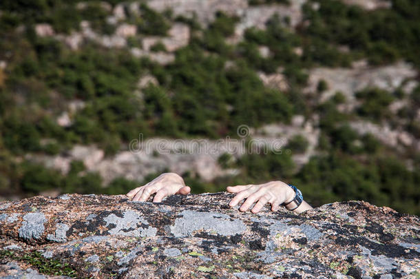 美国运动员凯迪拉克挑战悬崖
