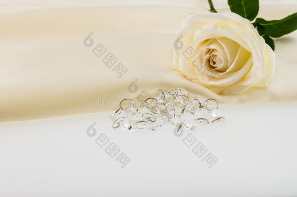 水晶，白色玫瑰在象牙丝绸缎子上