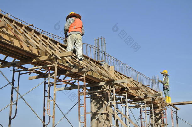 建筑工人安装梁<strong>模板</strong>和钢筋