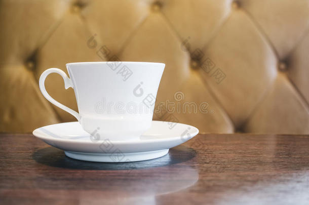 咖啡杯在餐厅咖啡厅，<strong>沙发背景</strong>