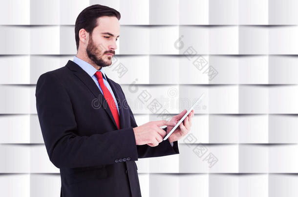 商人在他的数字平板电脑上滚动的复合图像