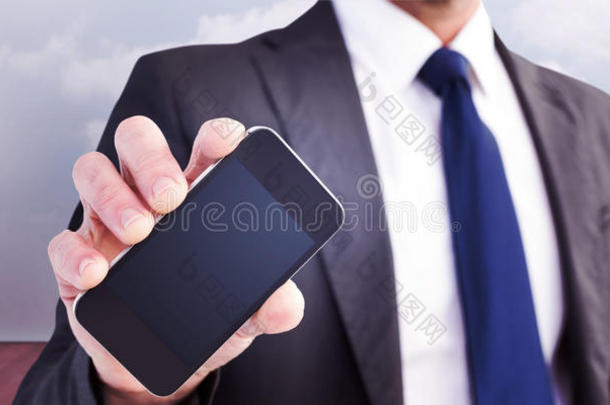 商人的复合图像显示他的智能手机屏幕