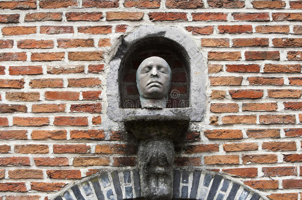 死亡面具在墙上的一个壁龛里