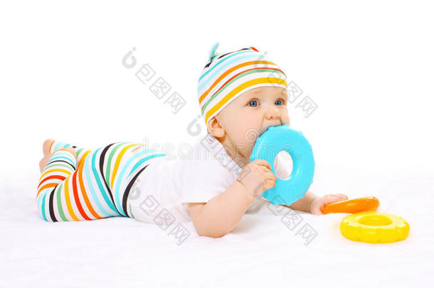 五颜六色的婴儿躺在地板上玩玩具