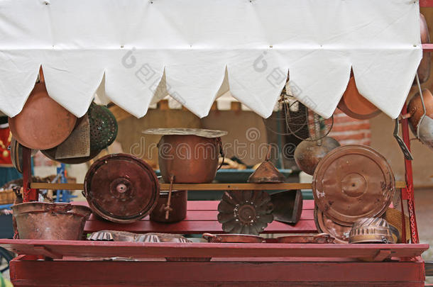 厨房和家庭用铜器，在跳蚤市场出售