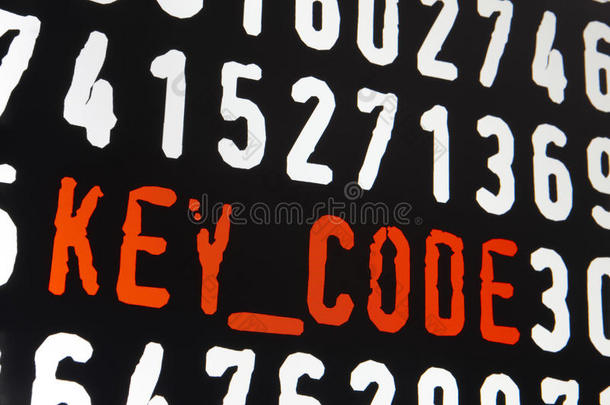 计算机屏幕与关键代码文本在黑色背景