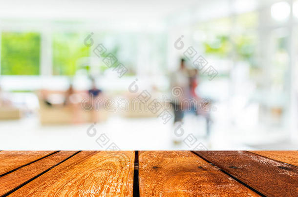 空木桌和<strong>咖啡店</strong>模糊背景与Bokeh图像