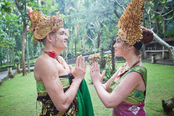 夫妇在巴厘岛传统的蜜月