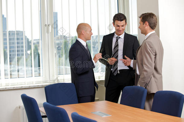 商务人士在会议室交谈