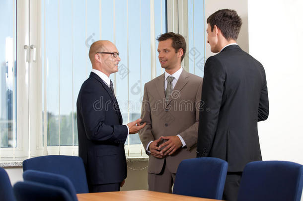 商务人士在会议室交谈