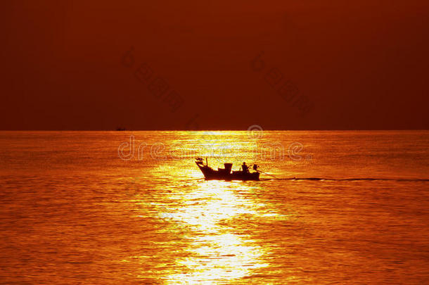 日出时，船从海面上飞过。 小船的轮廓