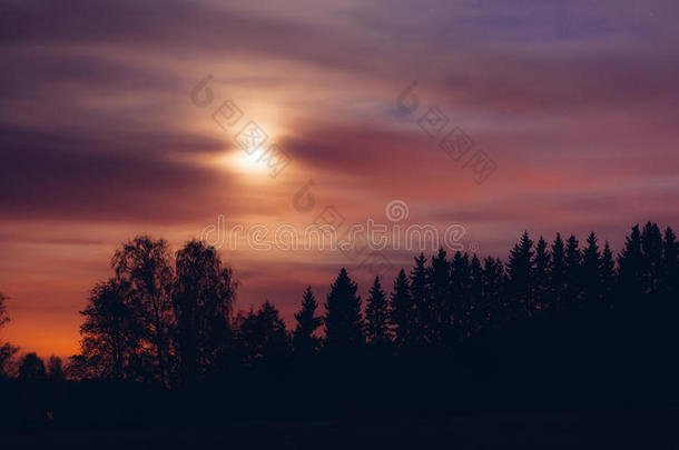 夜景与多云星空