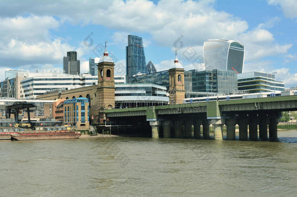 桥梁和现代城市伦敦与摩天大楼，英国