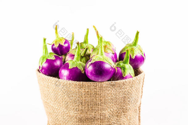 一组新鲜的紫色茄子装在麻袋里