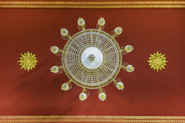 寺庙天花板上的透明水晶灯笼