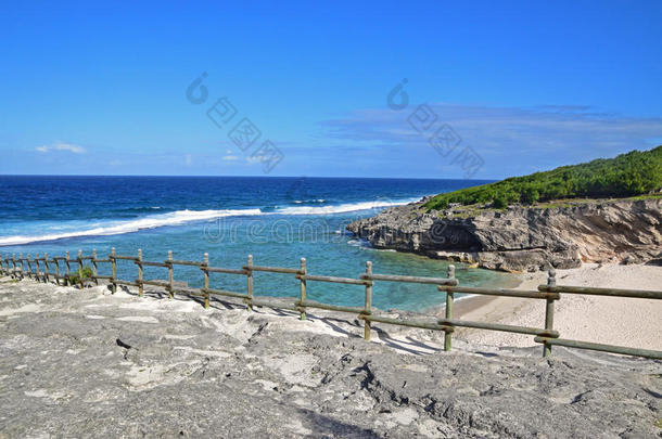 罗德里格岛著名的游子达吉特附近的一个海滩，从顶部带着可见的安全木制屏障