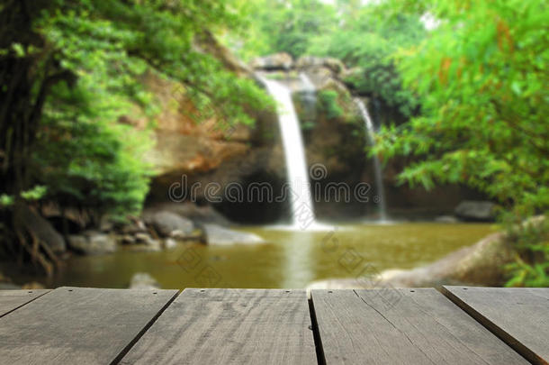 露台木材和瀑布的散焦和模糊图像用于背景
