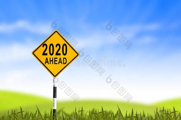 2020年，<strong>路牌</strong>在草田到新年和蓝天，都可以