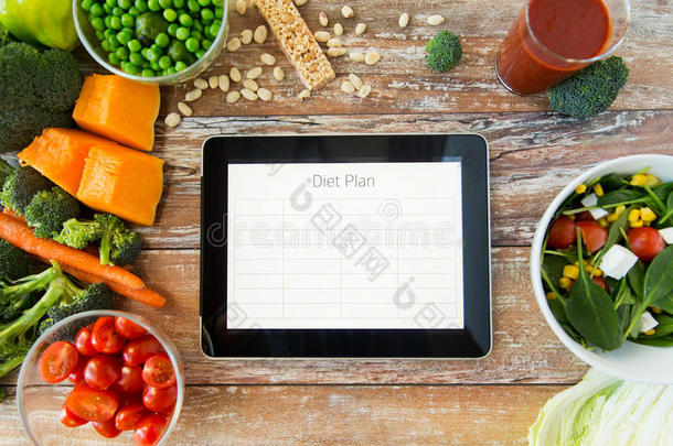 平板电脑和蔬菜的饮食计划特写