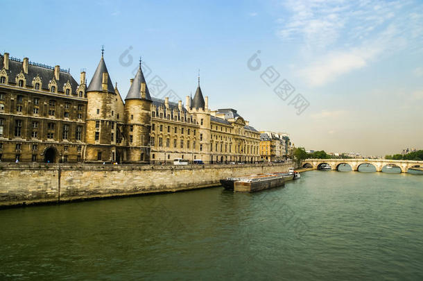 法国巴黎，沿河景观