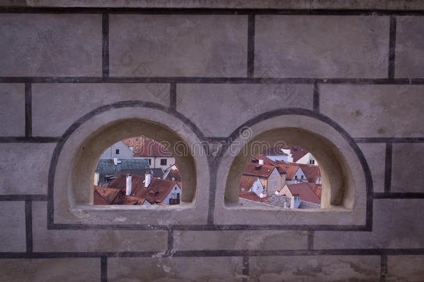 通过f的石窗俯瞰塞斯基·克鲁洛夫老城