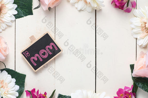 黑板上写着母亲节快乐