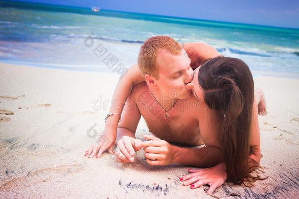 躺在沙滩上的夫妇