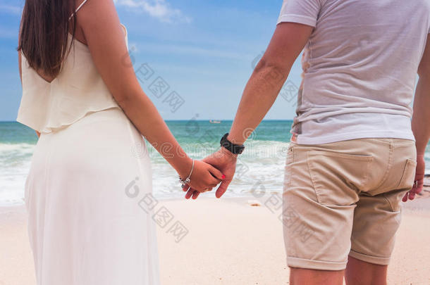 海滩和蓝天的情侣