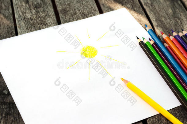 彩色<strong>铅笔</strong>和<strong>彩绘</strong>的太阳