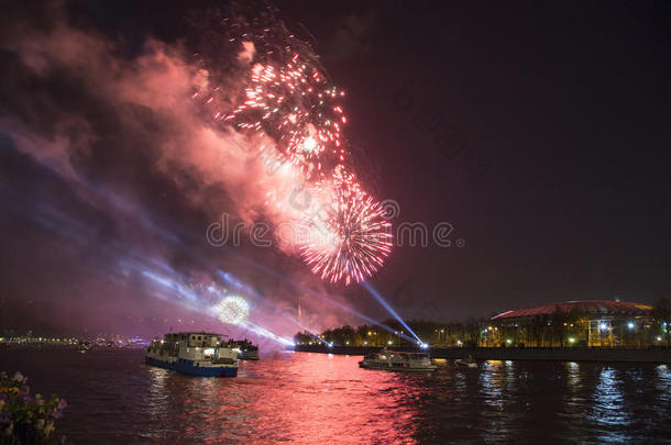 庆祝胜利日（<strong>二战</strong>）70周年莫斯科，俄罗斯。 莫斯科河堤上的烟花