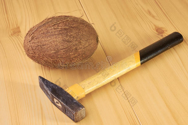 木头桌子上的椰子