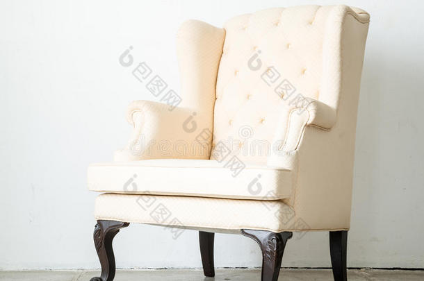 古典风格的<strong>扶手</strong>椅沙发沙发在老式房间