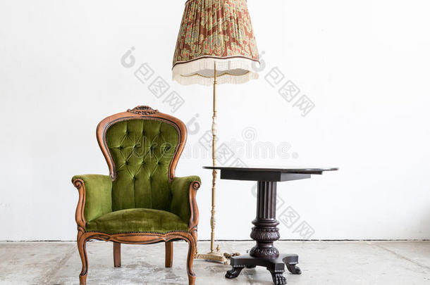 绿色古典风格扶手椅沙发沙发在老式房间与d
