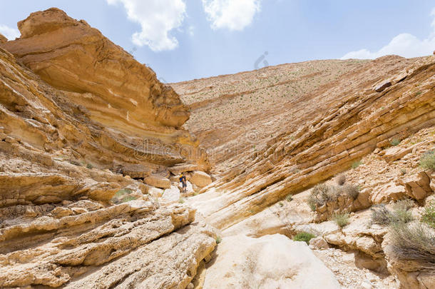 背包客人步行沙漠峡谷山崖。