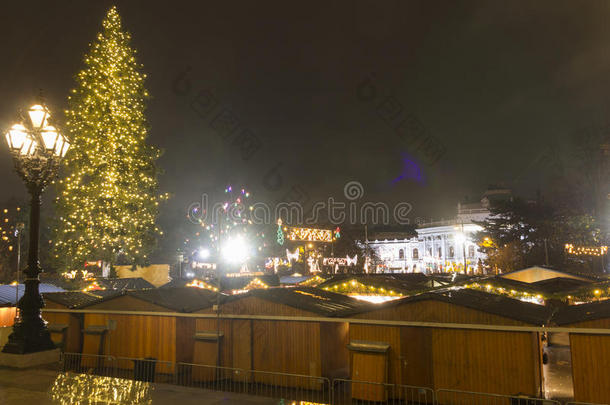 维也纳的圣诞节市场在市政厅前的晚上。