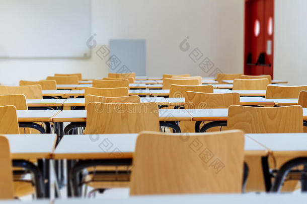 教室里的桌子和椅子