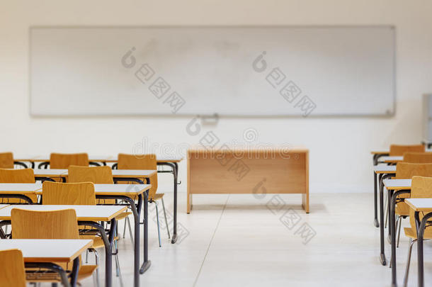 教室里的桌子和椅子