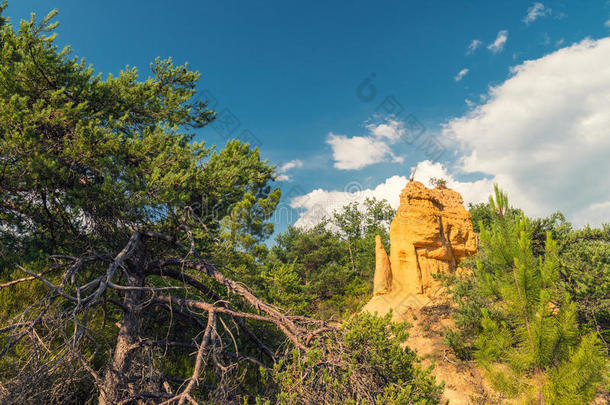 美丽的夏季景色科罗拉多普罗旺斯-普罗旺斯，法国