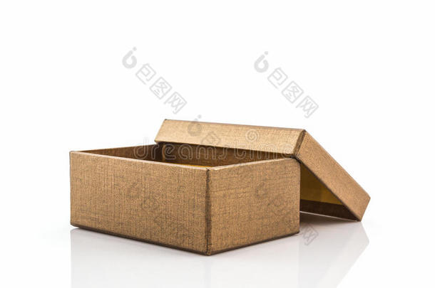 白色背景的棕色纸盒。