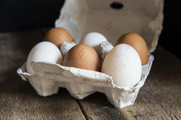 新鲜鸡蛋在鸡蛋盒在穆迪自然照明复古圣