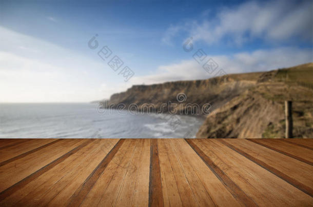 悬崖景观延伸到大海与木制木板地板