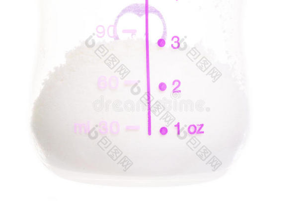 关闭奶粉在奶瓶与测量隔离在白色