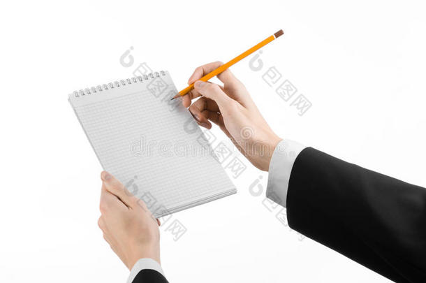 商业和<strong>记者</strong>的话题：穿着黑色西装的<strong>记者</strong>手拿着一本白色背景上有铅笔的笔记本