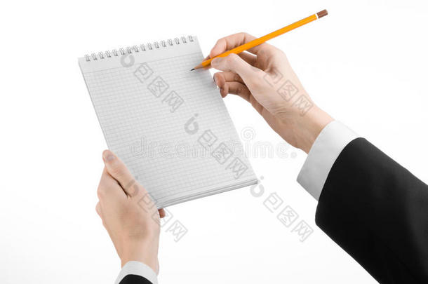 商业和记者的<strong>话题</strong>：穿着黑色西装的记者手拿着一本白色背景上有铅笔的笔记本