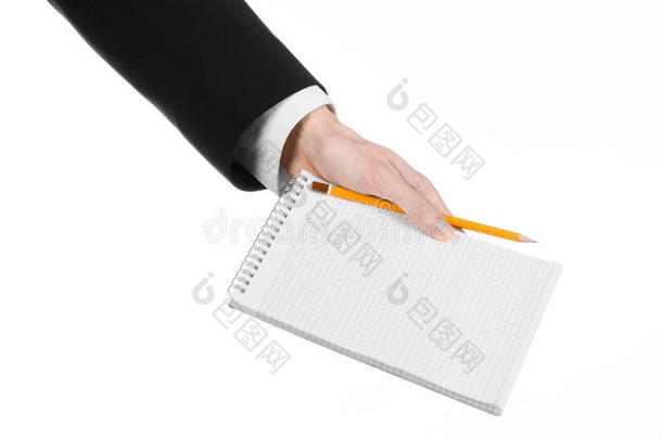 商业和记者的<strong>话题</strong>：穿着黑色西装的记者手拿着一本白色背景上有铅笔的笔记本