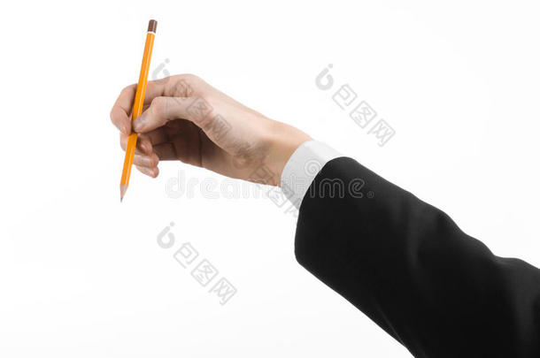 绘画和<strong>设计主题</strong>：艺术家的手，穿着黑色西装，拿着一支铅笔，孤立在工作室的白色背景上